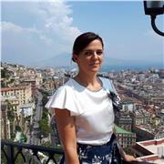 Laureata in Relazioni Internazionali,offre lezioni/ripetizioni/traduzioni in Inglese e Francese. Tariffa 8€/h